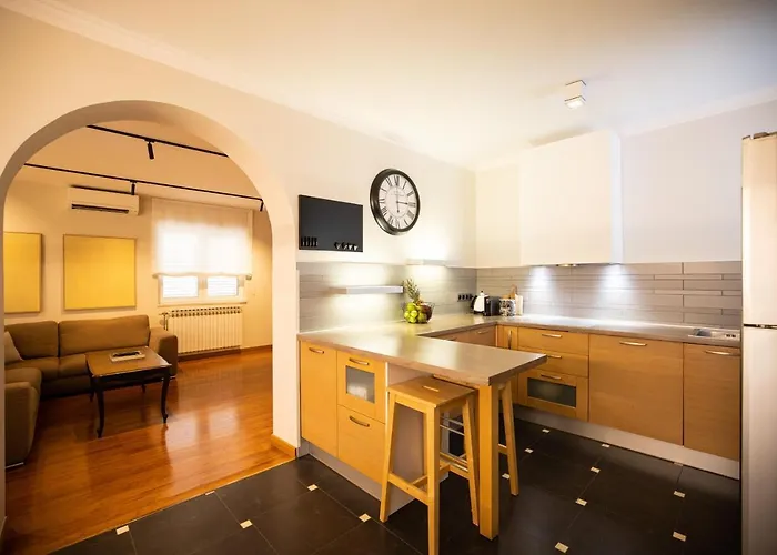 Klaudia With Pool * זאדאר